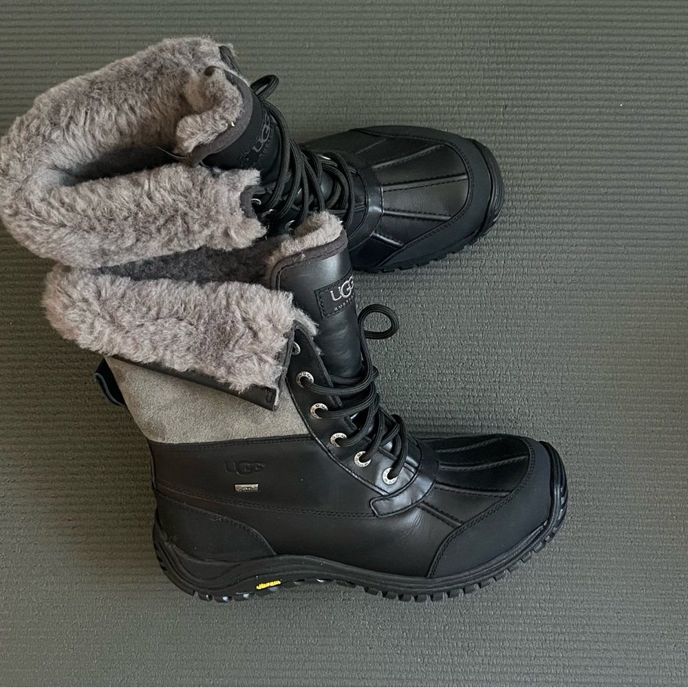 UGG Adirondack Women's Black and Gray Winter Boots size 10